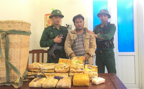 Bắt kẻ cõng 10kg ma tuý đá, 20.000 viên ma tuý vào Việt Nam 